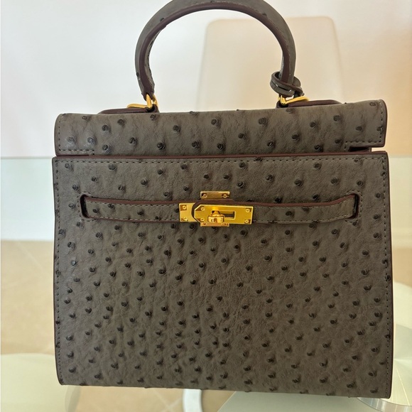 Elegant Gray Ostrich Vegan Handbag Very Durable - Picture 1 of 7